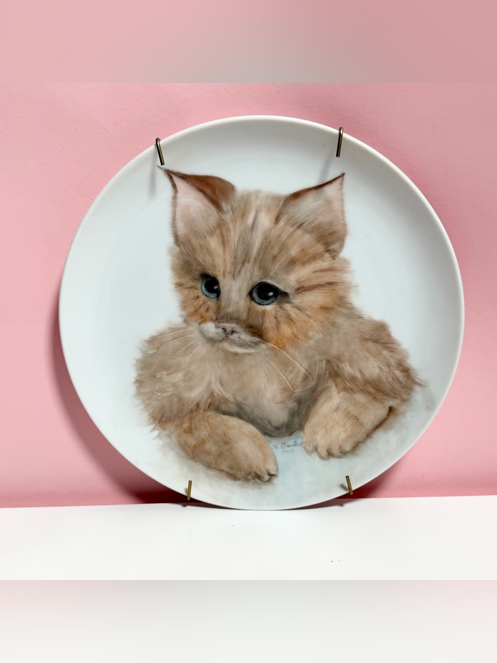 Vintage retro 80s bobcat decorative plate